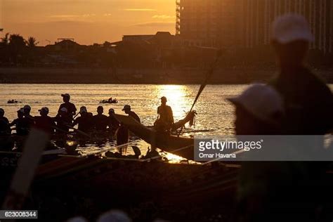 Boat crew members train on the waters of the Tonle Sap River on。